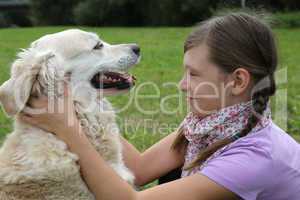 mädchen krault hund auf wiese