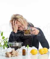 Kranke Frau mit Zitronentee