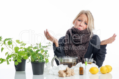 Kranke Frau mit Zitronentee und Heilkräutern