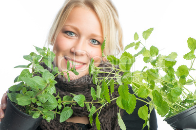 Blonde Frau mit Heilkräutern