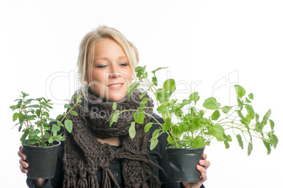 blonde frau mit heilkräutern