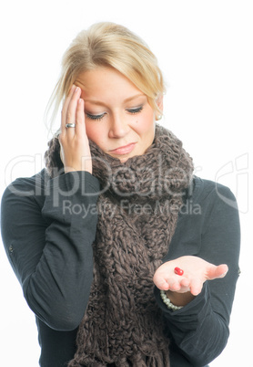 Kranke Frau mit  Grippekapsel