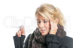 Blonde Frau mit Fieberthermometer