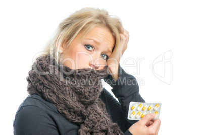 Blonde kranke Frau mit Tablettenblister