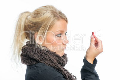 Blonde Frau mit Grippekapsel