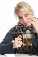 Blonde kranke Frau trinkt Tee