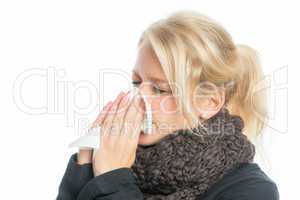 Blonde Frau putzt sich die Nase