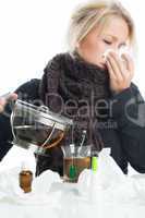 Kranke Frau mit Erkältungstee