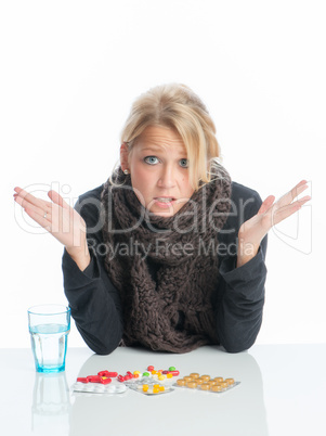 Kranke Frau vor vielen Tabletten