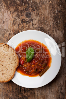 Gulasch in einem weißen Teller