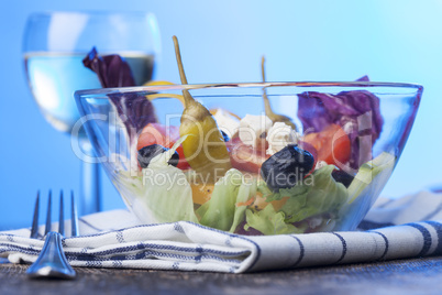 frischer Salat in einer Glasschüssel