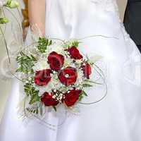 bouquet of red roses in her hand the bride