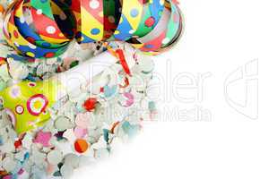Luftschlangen und Konfetti als Partydekoration für Geburtstag mit weißem Hintergrund