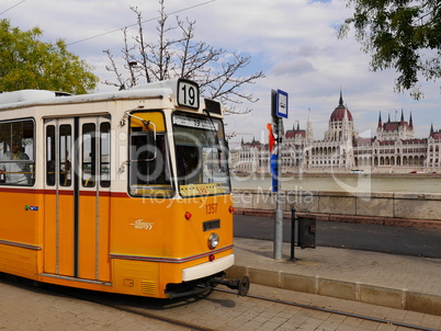 metro und parlament in budapest