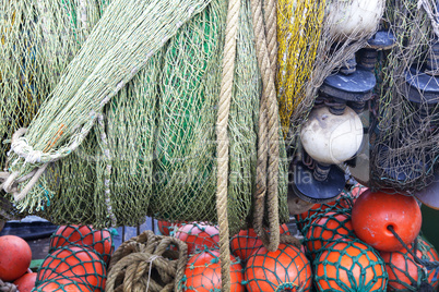 fischernetze auf einem fischerboot in sassnitz auf rügen, deuts