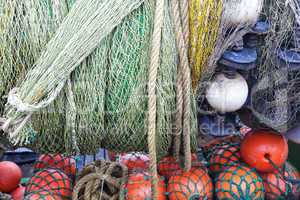 fischernetze auf einem fischerboot in sassnitz auf rügen, deuts