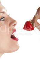 frau isst eine erdbeere