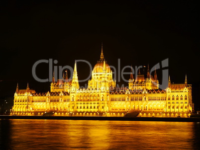 Parlamentsgebäude in Budapest bei Nacht