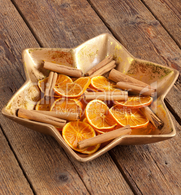 Centerpiece Christmas with orange slices and cinnamon