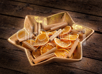 Centerpiece Christmas with orange slices and cinnamon