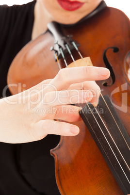 die schöne junge frau spielt auf einer geige