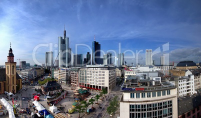 Marktplatz in Frankfurt am Main mit Skyline