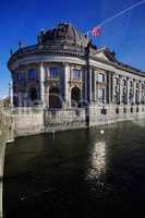 Bode Museum am Tag mit Wasser und blauen Himmel