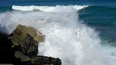 wave chrushing onto rock slow motion 11091