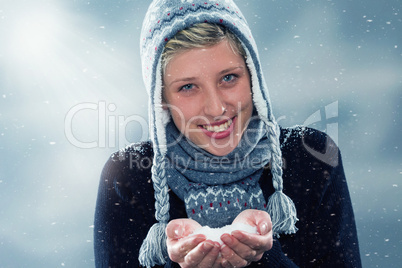 glückliche frau mit einer hand voll schnee