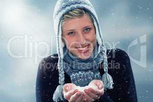 glückliche frau mit einer hand voll schnee