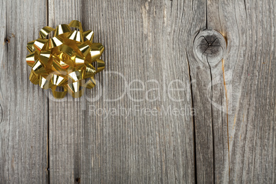 Weihnachtshintergrund mit goldener Geschenkschleife