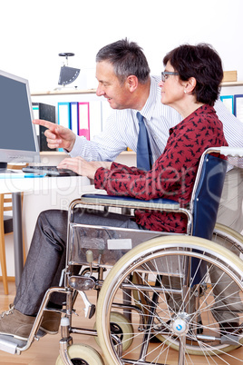 mann hilfen vermeiden rollstuhl benutzer in den büro