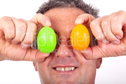 mann holding ostern eier in frontseite des den augen