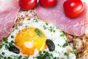 fried eggs with ham and tomato