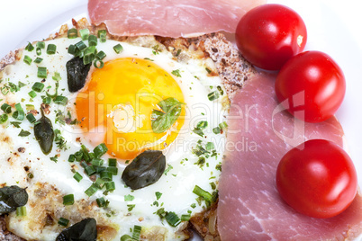 fried eggs with ham and tomato