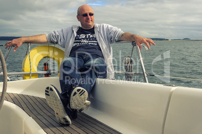 skipper auf seiner segelyacht