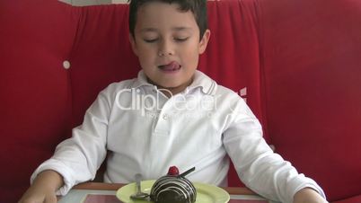 child likes cake