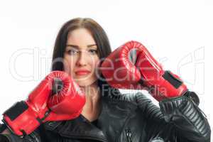 Rassefrau mit Boxhandschuhen
