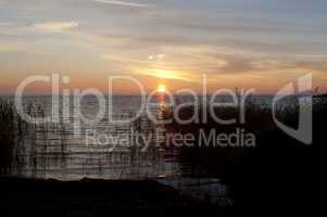 sonnenaufgang am bodden bei ahrenshoop