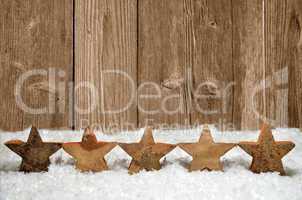 Holzsterne im Schnee