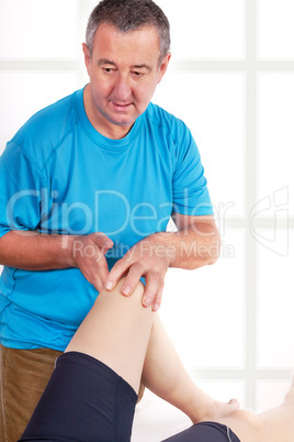 woman can treat knee by the physiotherapist