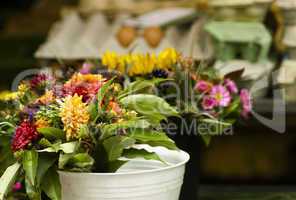 Blumen in einem Eimer auf Wochenmarkt