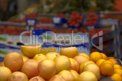 orangen vor tomaten auf einem wochenmarkt