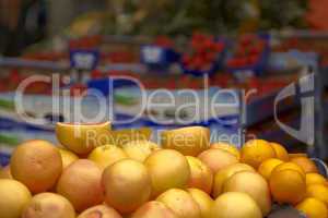 orangen vor tomaten auf einem wochenmarkt