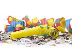 Luftschlangen und Konfetti als Partydekoration für Silvester und Feiern mit weißem Hintergrund