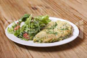 Bärlauch-Käsespätzle mit Frühlingssalat auf Holzhintergrund