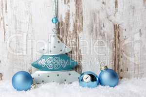 Weihnachten, Dekoration mit Holzhintergrund, Schnee und Weihnachtskugeln, Weihnachtsbaum türkis
