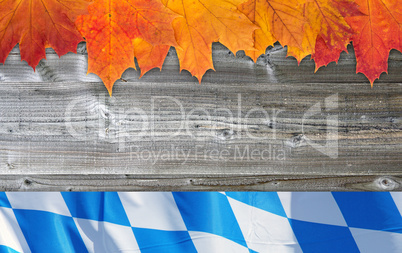 Herbstlaub mit Bayern Flagge auf Holz