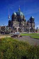 Berliner Dom auf der Museumsinsel mit Fernsehturm