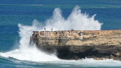 couple make risky picture with extreme big wave 11122